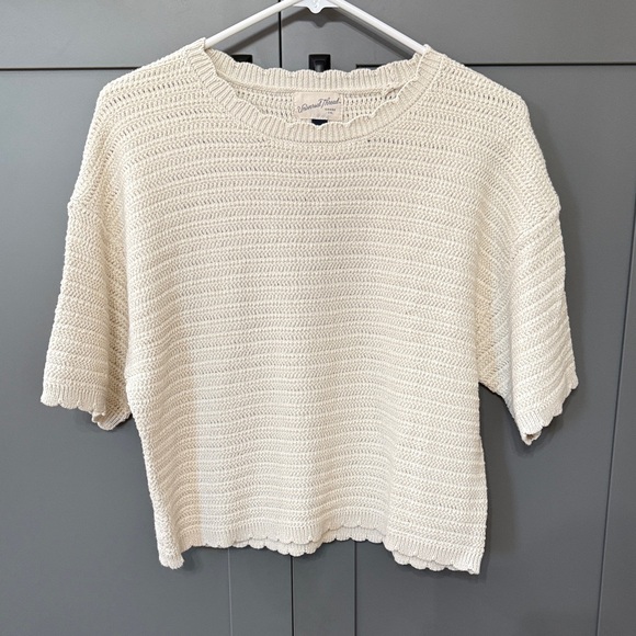 Universal Thread Sweaters - Universal Thread Cream Cropped Scoop Neck Sweater